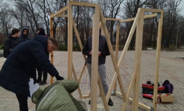 28 ноября в Городском парке Мариуполя состоялось торжественное мероприятие, посвященное открытию арт-объектов и созданию местного отделения Общероссийской организации «Городские реновации» на территории города Мариуполя.