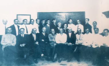 Руководство и актив института в 1933 году, в центре – директор института Д. Е. Алмашин