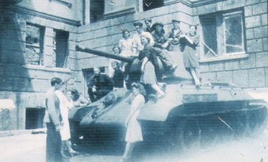 Студенты после занятий по военной подготовке 1945 г.