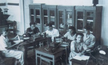 Занятия в лаборатории физики 1944 г.