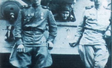 Константинов Н. Н. (в середине) – выпускник ММИ 1941 года, командир Уральского танкового корпуса, с боями прошел от Курской дуги до Берлина