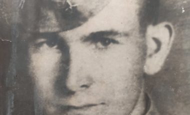 Антонец Дмитрий Петрович – выпускник 1947 г., канд. технических наук, доцент, зав. кафедрой металлургии и технологии сварочного производства, первый декан сварочного факультета, участвовал в боях на 1-м и 4-м Украинских фронтах