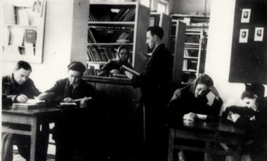 В библиотеке, 1949 г.