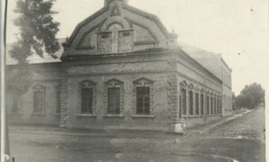 Здание бывшей конторы завода «Провиданс». Здесь разместился Мариупольский вечерний рабочий металлургический техникум