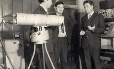 Проф. И. В. Жежеленко в лаборатории