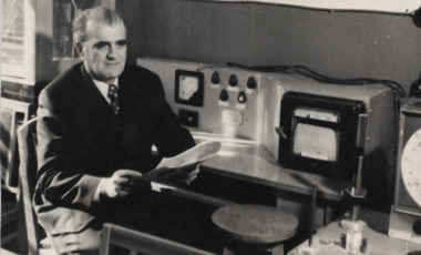 Проф. М. Я. Меджибожский в лаборатории металлургии стали