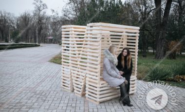 Городской сад пополнился новыми функциональными арт-объектами.