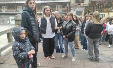 С 5 по 10 мая 2025 года 25 студентов ФГБОУ ВО «Приазовский государственный технический университет» и Института среднего профессионального образования ФГБОУ ВО «ПГТУ» принимают участие в работе Добровольческого реабилитационного комплекса «Доброград» в рамках проекта «Добрые сердца» в посёлке Домбай.