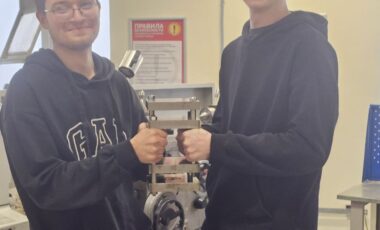 В ПГТУ — филиале НИУ МГСУ развитие научно-исследовательской деятельности обучающихся тесно связано с практической инженерной работой. На базе нового оборудования инжинирингового центра в молодёжной лаборатории формируется прикладная исследовательская среда, в которой наука начинается с освоения реальных технологий, материалов и производственных процессов.